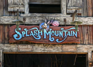 Splash Mountain遊樂設施入口標誌，有卡通兔仔同木製細節。