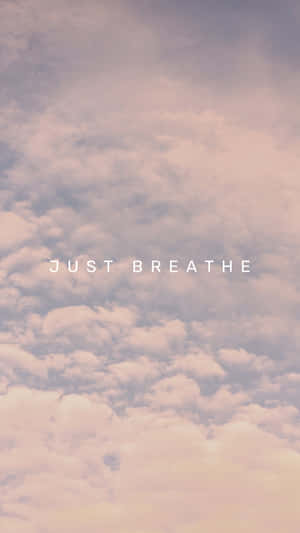 粉彩天空配蓬鬆雲朵同文字 just breathe 帶嚟平靜。