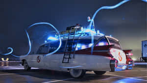 夜間散發出藍色能量軌跡的 Ghostbusters Ecto 1 汽車。 — 幽靈 壁紙