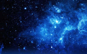 深空中充滿發光星星的鮮豔藍色星雲。 — 藍天 壁紙
