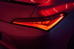 夜間現代Acura Integra汽車上紅色發光尾燈的特寫。 — Surface Pro 壁紙