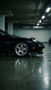 黑色JDM馬自達RX-7喺陰暗車房入面。