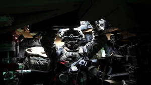 裝甲車內手持武器的戰鬥裝備士兵。