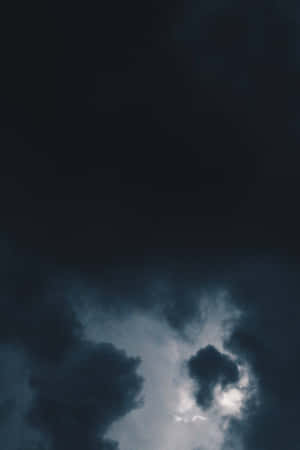 黑暗的暴風雲中有一道明亮的光線穿透