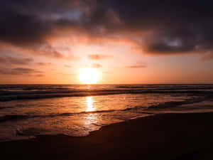 海洋上的日落，沙灘上的海浪