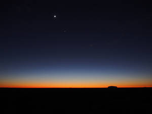 沙漠暮色地平線上的新月和星星