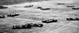 多米諾骨牌擺放在帶有白色線條的混凝土遊戲表面上。 — 2560x1080 壁紙