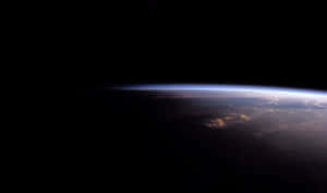 從太空看地球，顯示彎曲的地平線和大氣輝光。