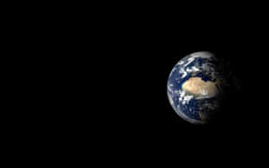 從太空看地球，顯示非洲及周邊海洋在黑色虛空中。 — 地球 壁紙