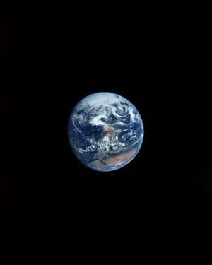 從太空看到的地球，旋轉的海洋、雲層和陸地映襯著黑色虛空。