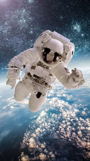 太空人在地球雲層上方太空漂浮，星星可見。