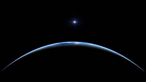 彎曲的地球地平線在黑色太空中發出藍光，上方有一顆明亮的星星。