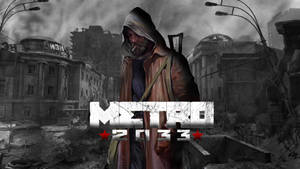 一個戴著兜帽的人物在廢墟城市中，帶有『METRO 2033』標題。