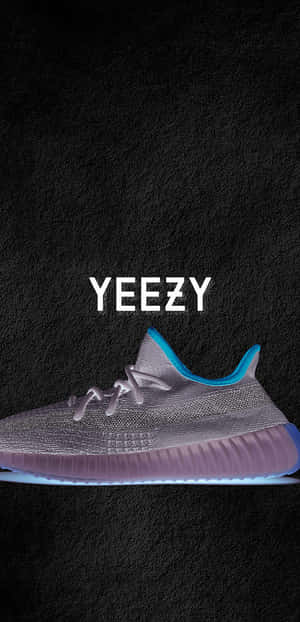 一雙帶有紫色和藍色細節的Yeezy運動鞋，背景為深色。