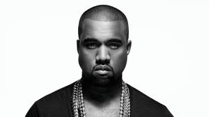 Kanye West的黑白工作室肖像，戴著多條銀色鏈條。
