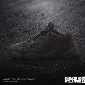 Adidas Yeezy 500 Utility Black運動鞋在濕路面上，聚光燈照射。