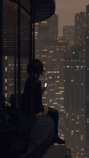 動漫角色在陽台上，夜晚手持手機，背景是城市燈光。