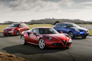 三輛 Alfa Romeo 汽車停在瀝青路上，背景有草地和陰天。
