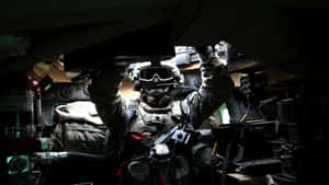 夜間裝甲車內的作戰裝備士兵 — 坦克 壁紙