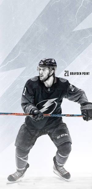 冰球運動員 Brayden Point 在冰上擺出動作姿勢，身穿坦帕灣閃電隊裝備。 — 坦帕灣閃電 壁紙