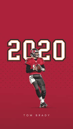 湯姆·布雷迪身穿坦帕灣海盜隊制服，手持帶有2020圖案的橄欖球。