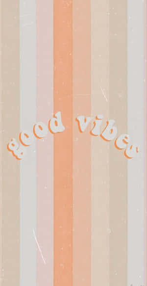 柔和色調的垂直條紋，在紋理背景上帶有復古字體的「good vibes」文字。
