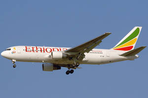 埃塞俄比亞航空飛機在藍天下降落，帶有彩色尾翼