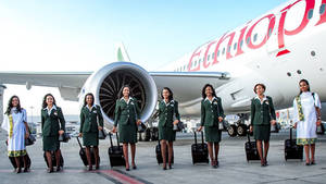 埃塞俄比亞航空空服員喺停機坪上喺飛機旁邊拎住行李擺甫士。