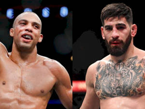 兩名男性MMA拳手在擂台上，一人留鬍鬚及有胸口紋身，另一人戴著牙套。