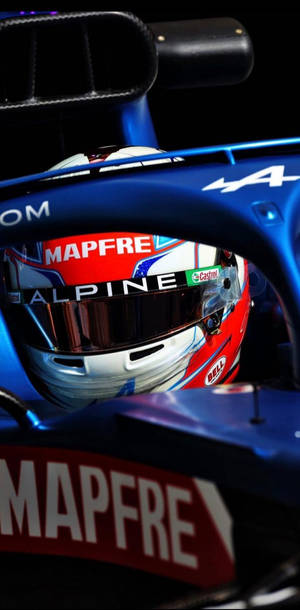 一級方程式車手戴著Alpine賽車頭盔，帶有MAPFRE品牌標誌。