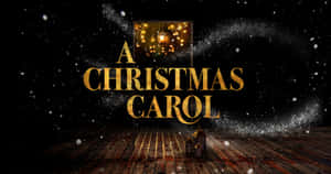 金色 Christmas Carol 標題，雪落喺木地板同燈籠照亮嘅窗上面。