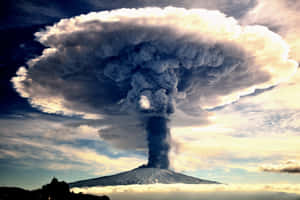 火山爆發，灰雲映襯金色日落天空 — 蘑菇 壁紙