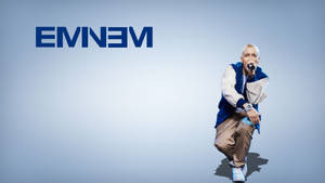Eminem 蹲下拿著麥克風，背景是藍色，他的名字以文字顯示。