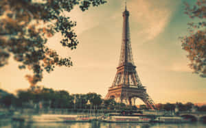 秋樹環繞的巴黎鐵塔，日落時河上的小船。 — 巴黎鐵塔 壁紙