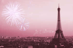 巴黎艾菲爾鐵塔，煙火和粉紅色天空上的 'je t'aime' 文字。