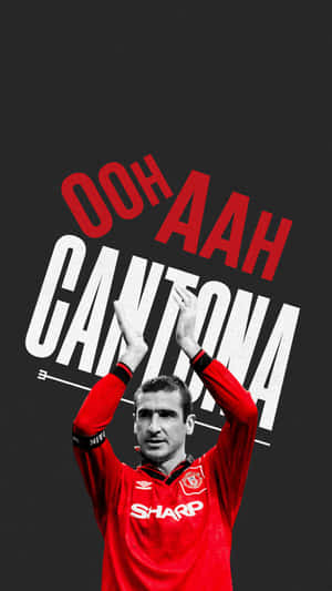 身穿紅色球衣的足球員艾力·簡東拿與「Ooh Aah Cantona」文字圖形。 — 黑白 壁紙