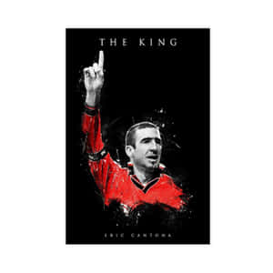埃里克·坎通納身穿紅色球衣向上指著，上方有「THE KING」文字，下方有他的名字。