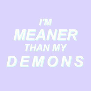 在薰衣草背景上，以發光的白色字母顯示的文字引用「I'M MEANER THAN MY DEMONS」。