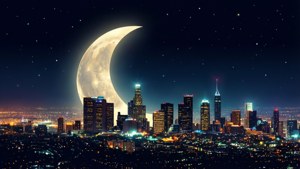 彎月在星空下升起，照耀著發光的城市。
