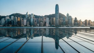 對稱的香港天際線在玻璃般的維多利亞港水面完美倒映。