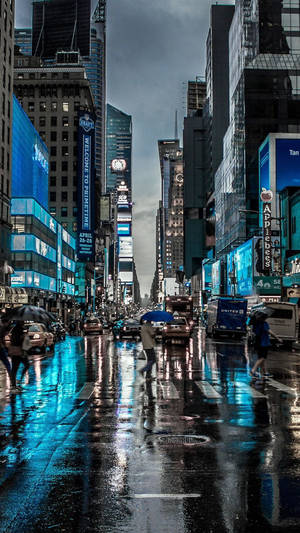 時代廣場的雨夜，發光的廣告牌和濕漉漉的街道反射著城市燈光。