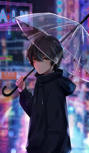 動漫男孩在夜晚城市燈光下，在霓虹雨中撐著透明雨傘。 — 城市 壁紙