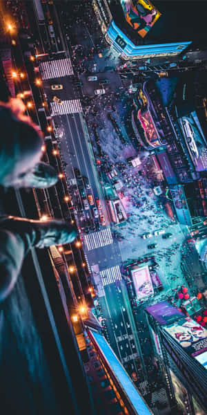 俯瞰充滿活力的夜景，有發光的標誌和繁忙的街道。 — 18:9 壁紙