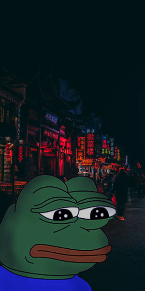 悲傷綠色青蛙迷因，背景是夜晚城市街道上發光的紅色霓虹燈招牌。