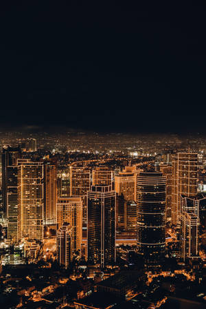 夜晚城市景觀，摩天大樓亮起燈光，街道閃爍。 — 夜晚 GIF 壁紙