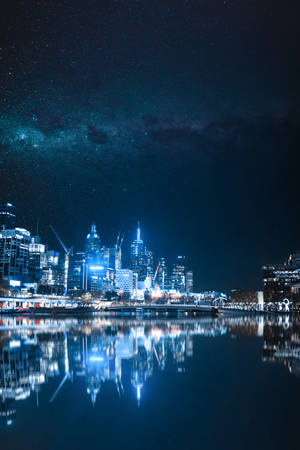 夜晚的城市天際線，星空和水面倒影