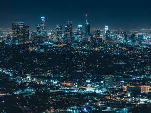 密集城市天際線的夜景，建築物和街道燈火通明。