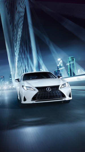 白色Lexus汽車在夜晚穿過霓虹燈照亮的未來城市。