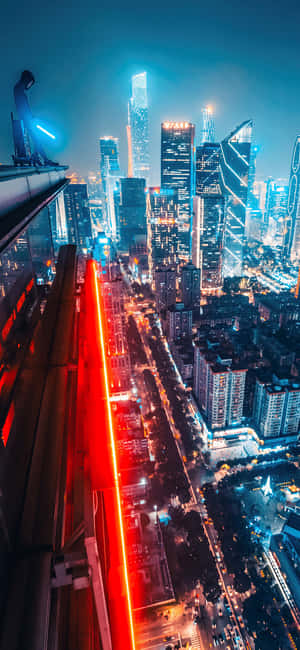 夜間城市景觀，燈火通明的摩天大樓和發光的紅色高速公路。 — 夜晚 GIF 壁紙