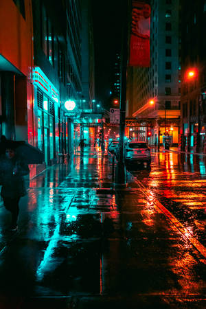 撐傘的人在夜晚濕漉漉的霓虹街道上行走。 — 夜晚 GIF 壁紙